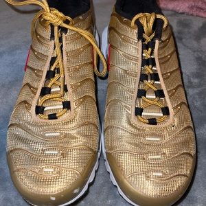 NIKE AIR MAX PLUS QS "Metallic Gold"